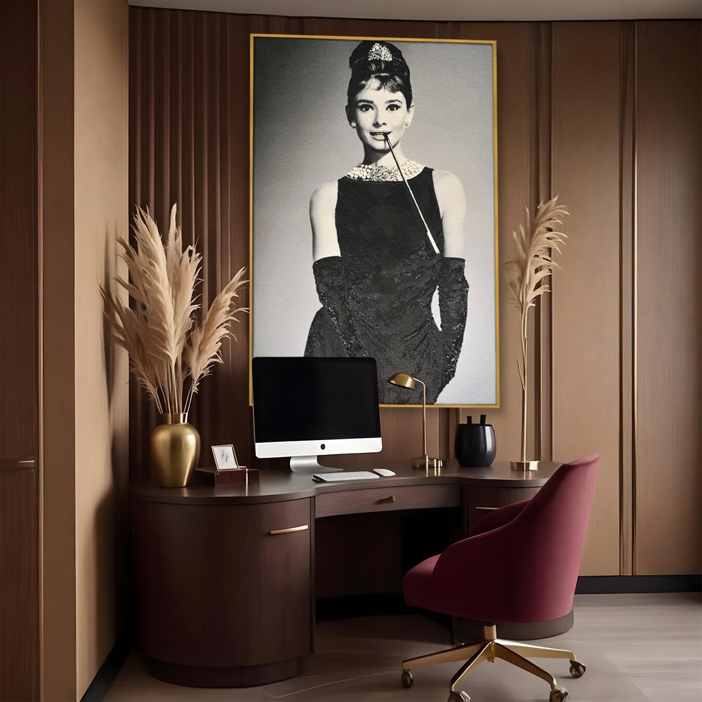 Tablou canvas cu tablou portret audrey hepburn cu tigara, in rama de aluminiu auriu, pe perete intr-un birou